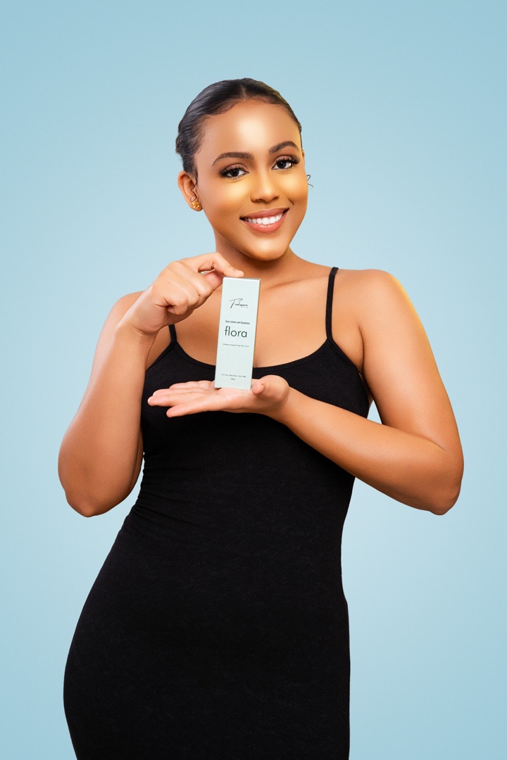 Modèle Feekasure Glow présentant le soin intime Flora
